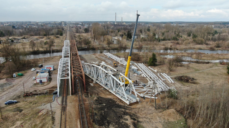 Tomaszów Mazowiecki, prace remontowe, most nad Pilicą, maszyna, nowa infrastruktura, widok z lotu ptaka