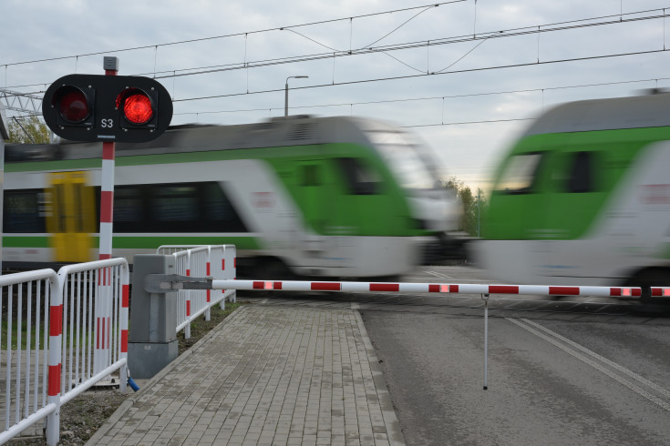 bezpieczny przejazd, przejazd kolejowo-drogowy, rogatka