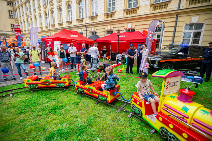 bezpieczny przejazd, kampania społeczna, dzień dziecka, edukacja dzieci, dzieci, dziecko, wydarzenie plenerowe, stoisko kampanii, KPRM, Kancelaria Prezesa Rady Ministrów, rodzice