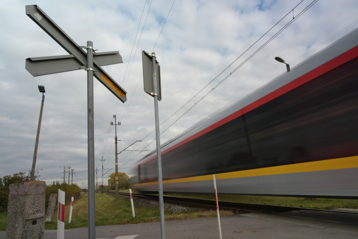 bezpieczny przejazd, przejazd kolejowo-drogowy, żółta naklejka, krzyż św. Andrzeja, znak STOP