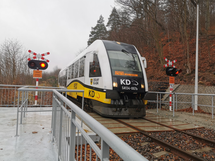 przejazd kolejowo-drogowy, pociąg, LK285, nowa infrastruktura, powrót pociagów, nowe połączenia kolejowe, Jedlina-Zdrój Centrum