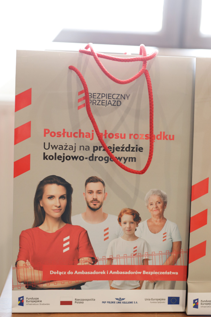 bezpieczny przejazd, bezpieczeństwo, kampania społeczna, kierowca, OSK, ośrodek szkolenia kierowców, warsztat, WORD, edukacja dorosłych, torba