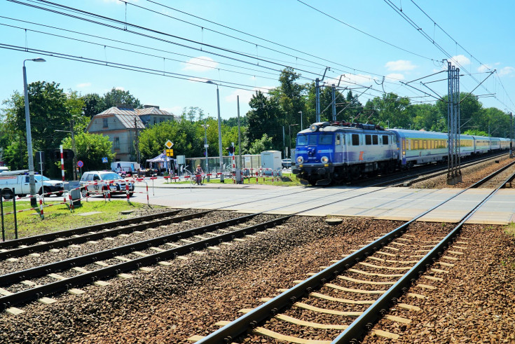 pasażer, E75, Rail Baltica, Kobyłka, rogatka, samochód osobowy, nowa infrastruktura, nowy wiadukt kolejowy