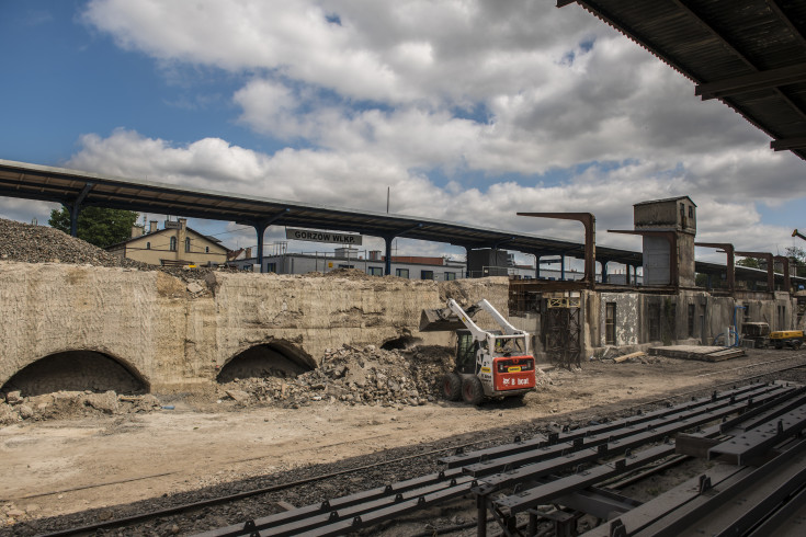 modernizacja, stacja, POIiŚ 2014-2020, wiata, Program Operacyjny Infrastruktura i Środowisko, Gorzów Wielkopolski, demontaż peronu, prace budowlane, inwestycja