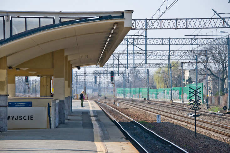 peron, CEF, Łącząc Europę, LK447, Warszawa Włochy, wiata, kolej aglomeracyjna, tor, przed modernizacją, aglomeracja warszawska, przystanek