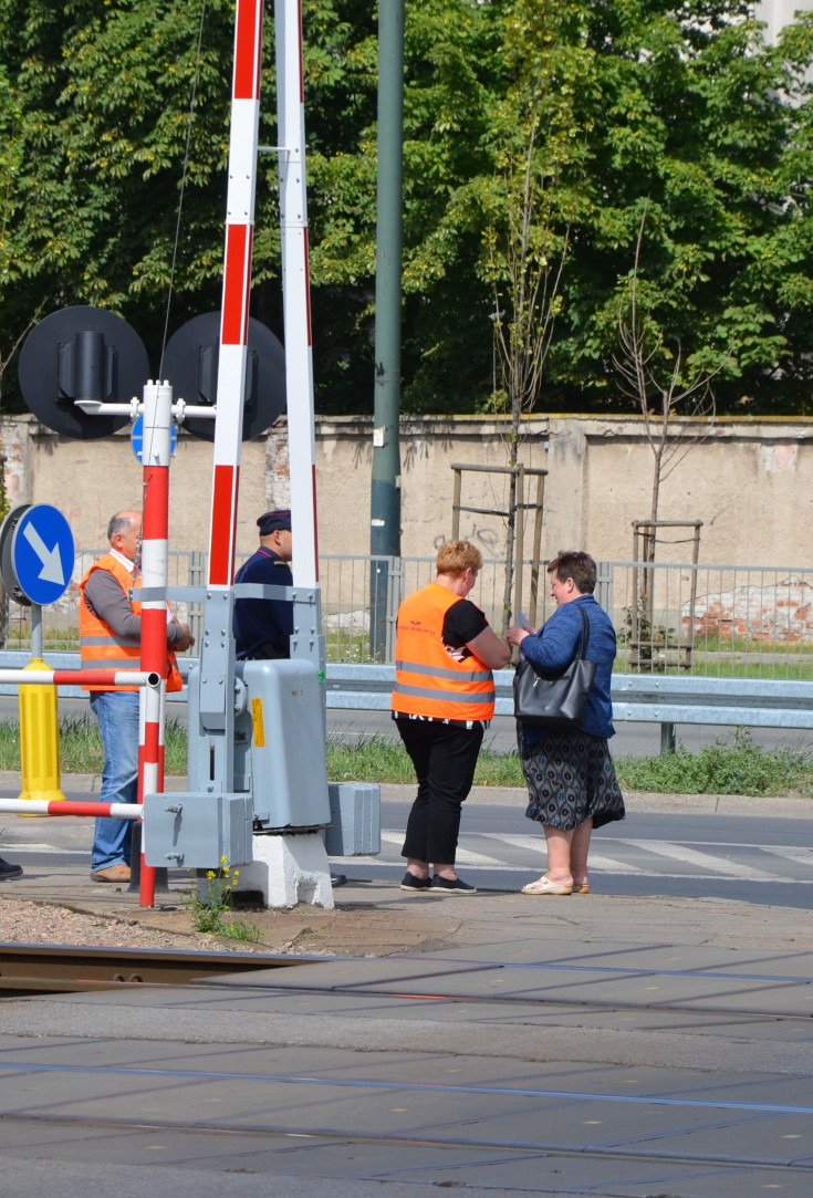 bezpieczny przejazd, bezpieczeństwo, bezpieczny piątek, akcja informacyjna, akcja ulotkowa, koordynator, przejazd kolejowo-drogowy, kierowca