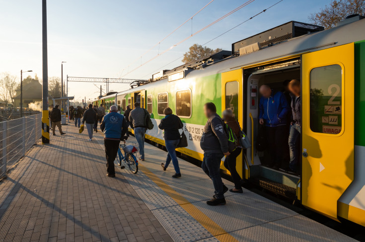 pasażer, stacja, POIiŚ 2014-2020, LK8, Koleje Mazowieckie, Warka, pociąg pasażerski