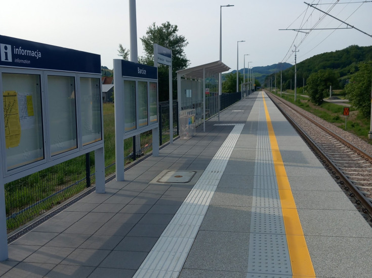nowy przystanek, nowe oznakowanie, nowy peron, Barcicie
