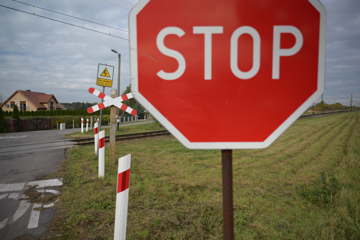 bezpieczny przejazd, przejazd kolejowo-drogowy, żółta naklejka, krzyż św. Andrzeja, znak STOP