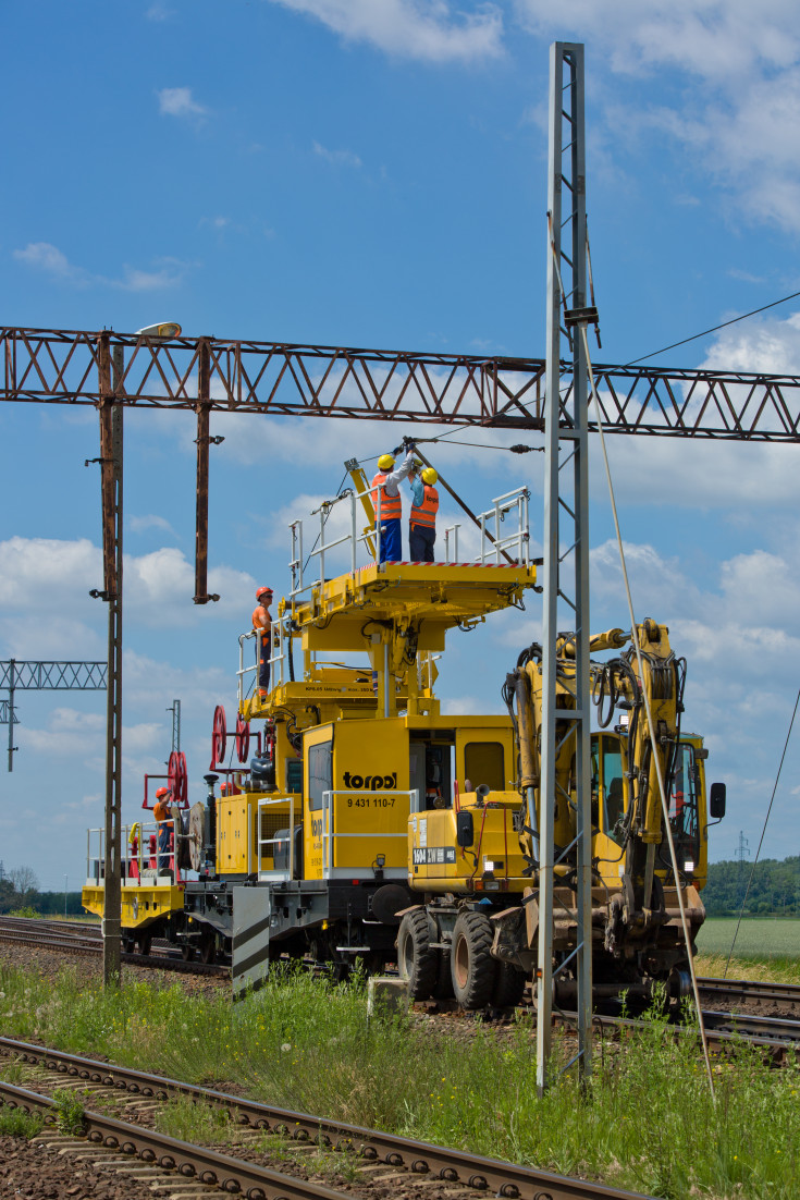 sieć trakcyjna, modernizacja, CEF, Łącząc Europę, E20, pracownicy, robotnicy, pracownik, pociąg techniczny, demontaż, LK3, Sokołowo Wrzesińskie, demontaż sieci trakcyjnej, prace budowlane, inwestycja