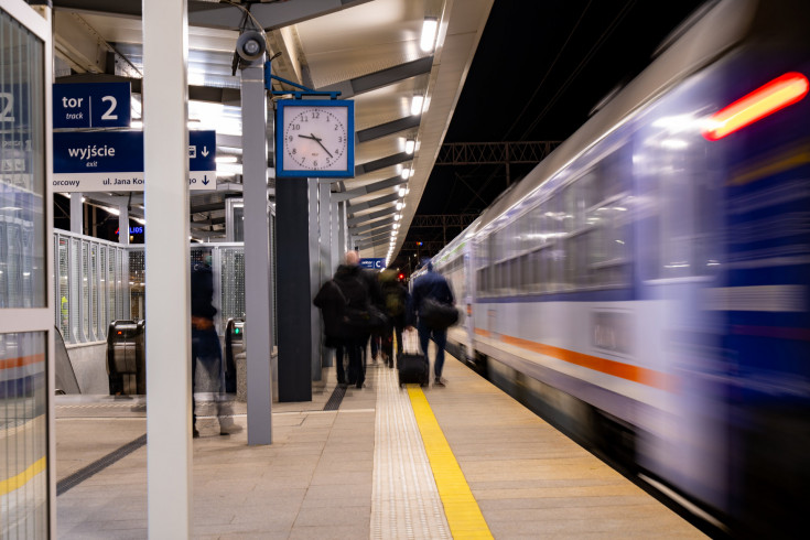 pasażer, peron, PKP Intercity, Rzeszów Główny, pociąg pasażerski, Wszystkich Świętych