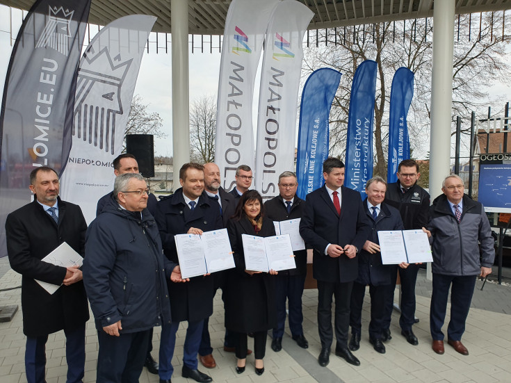 Merchel Ireneusz, Adamczyk Andrzej, briefing prasowy, podpisanie umowy, Kolej+, Niepołomice