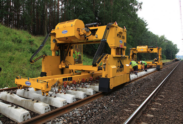 Pomorskie Przedsiębiorstwo Mechaniczno-Torowe, Przedsiębiorstwo Napraw i Utrzymania Infrastruktury Kolejowej, Zakład Robót Komunikacyjnych DOM, Dolkom, sprzęt techniczny, maszyna, Grupa Kapitałowa PLK, spółki zależne, prace utrzymaniowe