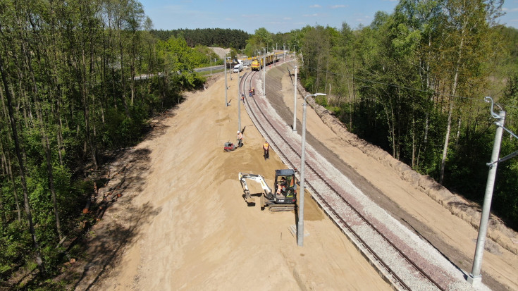 sieć trakcyjna, modernizacja, nowy przystanek, oświetlenie, nowa infrastruktura, LK28, Wieliszew Centrum, podbicie toru