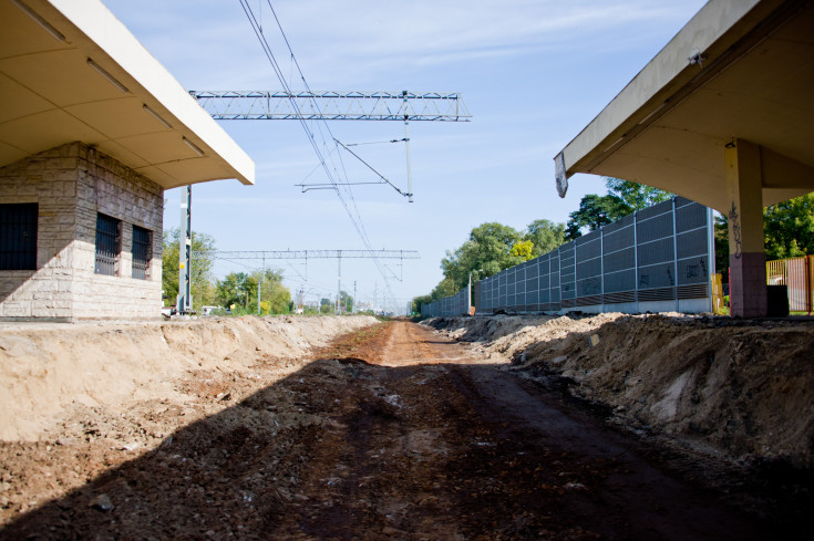 modernizacja, CEF, Łącząc Europę, LK447, Piastów, warszawski węzeł kolejowy, kolej aglomeracyjna, demontaż, aglomeracja warszawska, demontaż peronu, prace budowlane, inwestycja