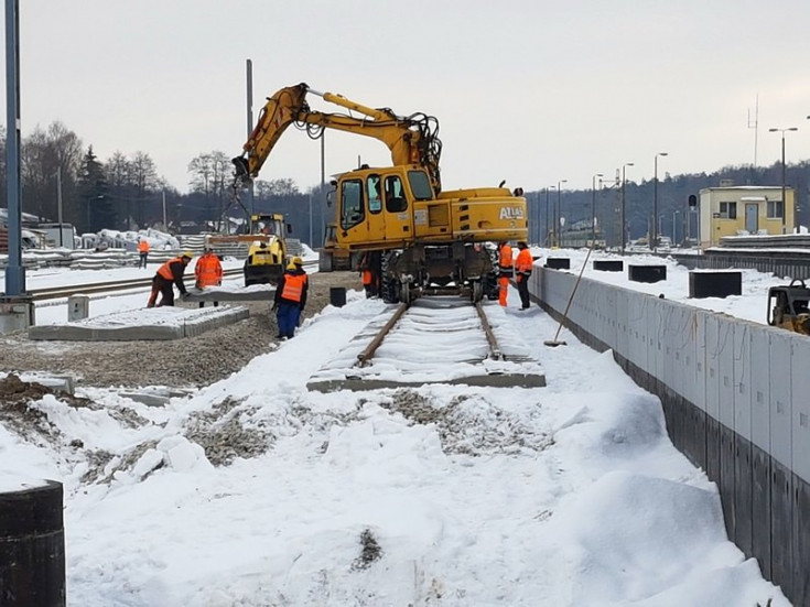 informacja prasowa, LK7, Pilawa, stacja, POIiŚ 2014-2020, robotnicy, Program Operacyjny Infrastruktura i Środowisko, komunikacja zastępcza, demontaż, prace budowlane, maszyna