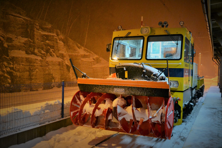 PKP Energetyka, służby techniczne, maszyna, akcja zima, drezyna motorowa DH-350