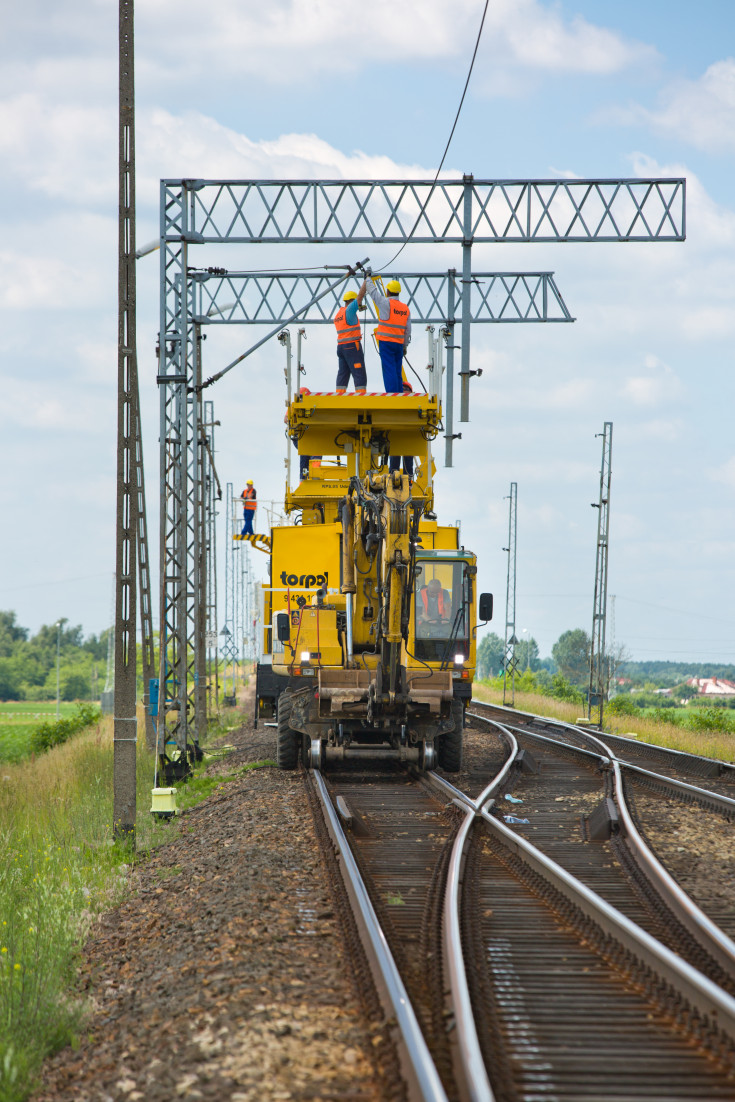 sieć trakcyjna, modernizacja, CEF, Łącząc Europę, E20, pracownicy, robotnicy, pracownik, pociąg techniczny, demontaż, LK3, Sokołowo Wrzesińskie, demontaż sieci trakcyjnej, prace budowlane, inwestycja