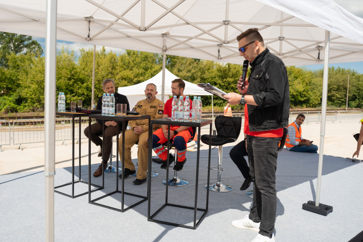 bezpieczny przejazd, kampania społeczna, przejazd kolejowo-drogowy, wydarzenie plenerowe, symulacja zderzenia, akcja ratunkowa, ekspert, akcja ratownicza, studio plenerowe