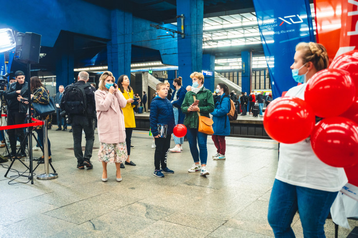 bezpieczny przejazd, kampania społeczna, Warszawa Centralna, edukacja, edukacja dzieci, stoisko kampanii, edukacja dorosłych, akcja edukacyjna, ambasador bezpieczeństwa, ambasadorzy bezpieczeństwa