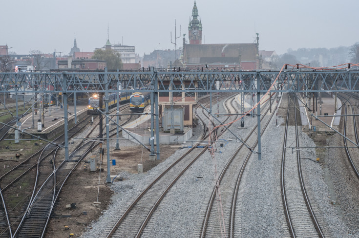 wiadukt, Gdańsk, Warszawa Wschodnia, Pendolino, pociąg, Trójmiasto, PKP Intercity, Warszawa Centralna, kierownik pociągu, kolejarz, prędkość, tor, infrastruktura kolejowa