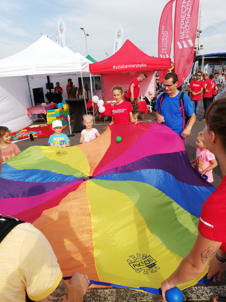 bezpieczny przejazd, kampania społeczna, szlaban na ryzyko, Gdynia, edukacja, edukacja dzieci, wydarzenie plenerowe, stoisko, stoisko kampanii, Moto Safety Day, edukacja dorosłych