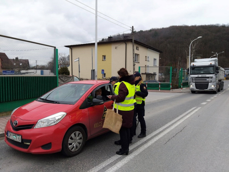 SOK, bezpieczny przejazd, akcja ulotkowa, przejazd kolejowo-drogowy, Kielce, żółta naklejka