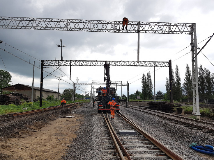 sieć trakcyjna, elektryfikacja, modernizacja, Rzeszów, Stalowa Wola, Stalowa Wola Rozwadów, Program Operacyjny Polska Wschodnia, Lublin Zemborzyce, Rozwadów, wymiana rozjazdu, LK68