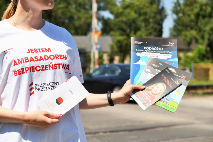 bezpieczny przejazd, bezpieczny piątek, kampania społeczna, akcja informacyjna, akcja ulotkowa, przejazd kolejowo-drogowy, materiał informacyjny, materiał edukacyjny, broszura dla kierowców, materiał promocyjny, ambasadorka bezpieczeństwa, akcja edukacyjna, ambasador bezpieczeństwa, ambasadorzy bezpieczeństwa