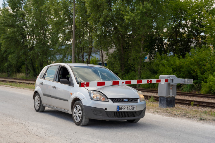 bezpieczny przejazd, wypadek, kampania społeczna, przejazd kolejowo-drogowy, wypadek na przejeździe, wydarzenie plenerowe, symulacja zderzenia, służby ratownicze