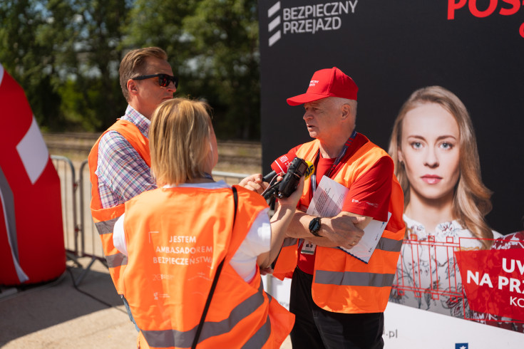 bezpieczny przejazd, kampania społeczna, przejazd kolejowo-drogowy, Kiełczyński Włodzimierz, wydarzenie plenerowe, symulacja zderzenia, akcja ratunkowa, ekspert, akcja ratownicza, studio plenerowe