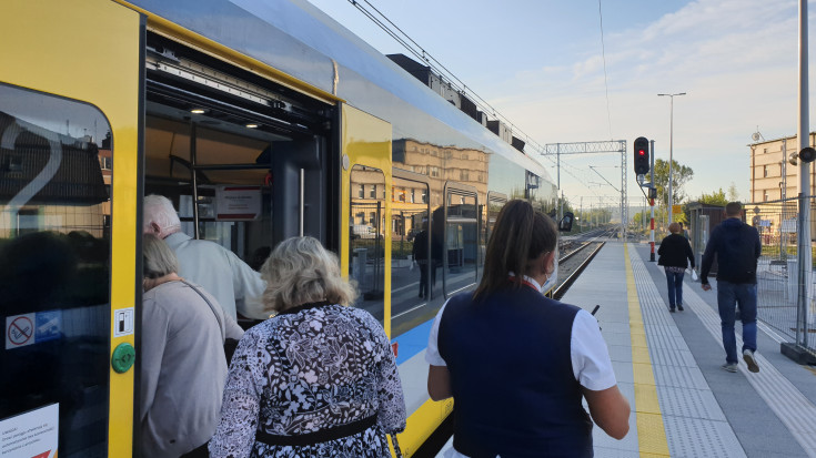 E30, Kędzierzyn-Koźle, nowa sieć trakcyjna, nowa infrastruktura pasażerska, nowy tor, pociąg pasażerski, nowy peron