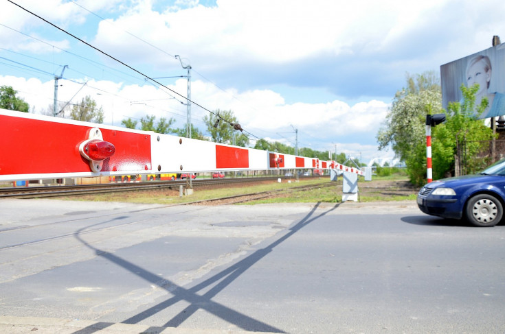 bezpieczny przejazd, przejazd kolejowo-drogowy, żółta naklejka, krzyż św. Andrzeja, Merchel Ireneusz, indywidualny numer identyfikacyjny, numer alarmowy