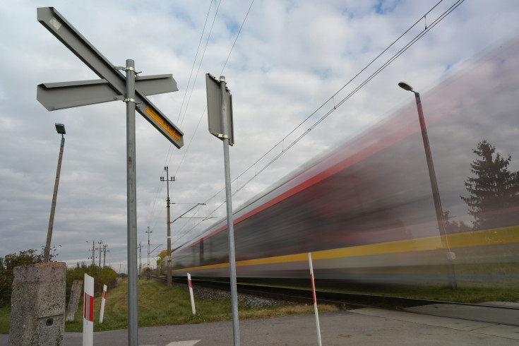 bezpieczny przejazd, przejazd kolejowo-drogowy, żółta naklejka, krzyż św. Andrzeja, znak STOP