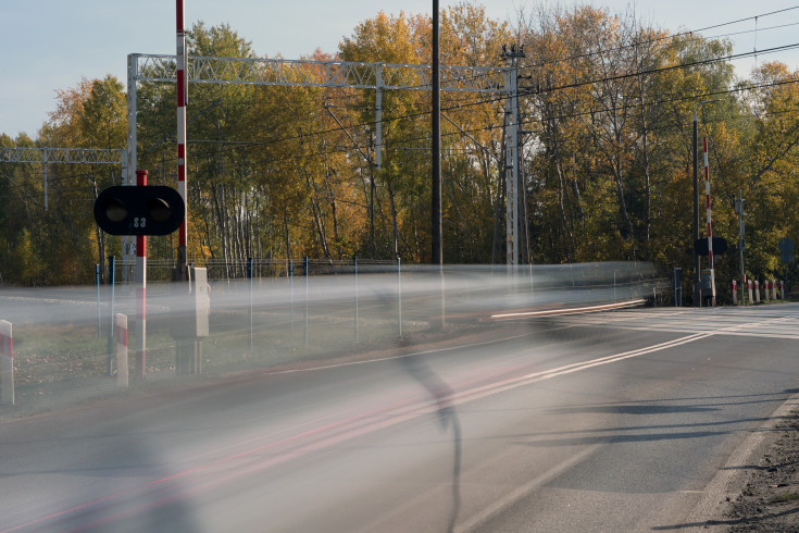 bezpieczny przejazd, przejazd kolejowo-drogowy, żółta naklejka, rogatka