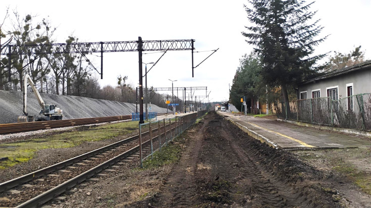 sieć trakcyjna, stacja, LK25, tłuczeń, prace budowlane, LK78, LK74, nowy tor, nowy obiekt inżynieryjny, Targorzeg, nowy przejazd kolejowo-drogowy