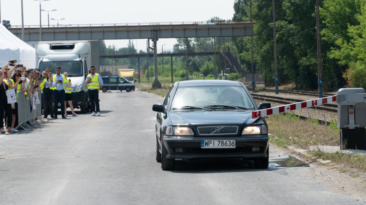 bezpieczny przejazd, symulacja, zderzenie, wypadek, przejazd kolejowo-drogowy, szlaban na ryzyko, kierowca, samochód, symulacja zderzenia, akcja ratunkowa, wyłamanie rogatki