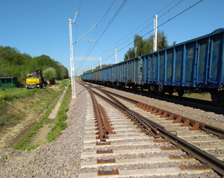 łącznica, pociąg towarowy, rozjazd, prace budowlane, infrastruktura kolejowa