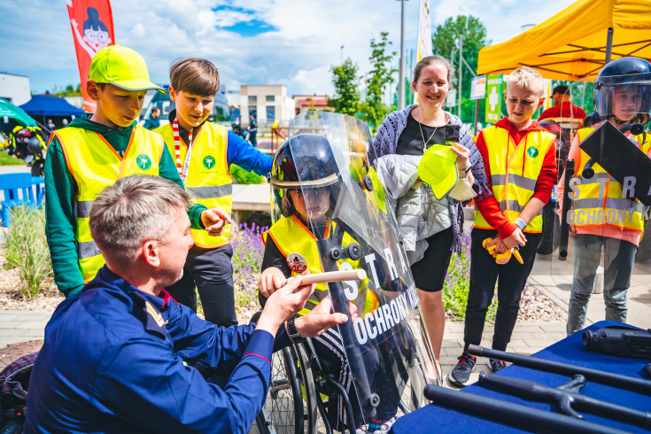 SOK, bezpieczny przejazd, kampania społeczna, dzień dziecka, edukacja, edukacja dzieci, dzieci, dziecko, szkoła, wydarzenie plenerowe, stoisko kampanii, funkcjonariusz SOK, ambasadorka bezpieczeństwa, ambasador bezpieczeństwa, ambasadorzy bezpieczeństwa