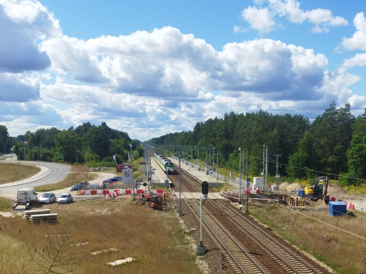 E75, Rail Baltica, przejście podziemne, nowa infrastruktura, pociąg pasażerski, przystanek, Topór