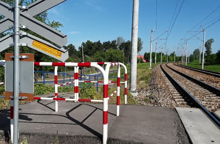 bezpieczny przejazd, bezpieczeństwo, szlaban, przejazd kolejowo-drogowy, szlaban na ryzyko, przejście, żółta naklejka, naklejka, INI, napęd, napęd rogatkowy, krzyż św. Andrzeja, rogatka