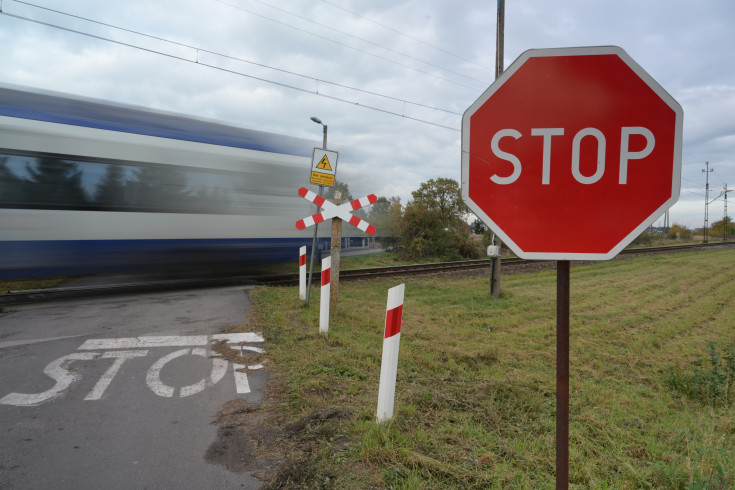 bezpieczny przejazd, przejazd kolejowo-drogowy, żółta naklejka, krzyż św. Andrzeja, znak STOP