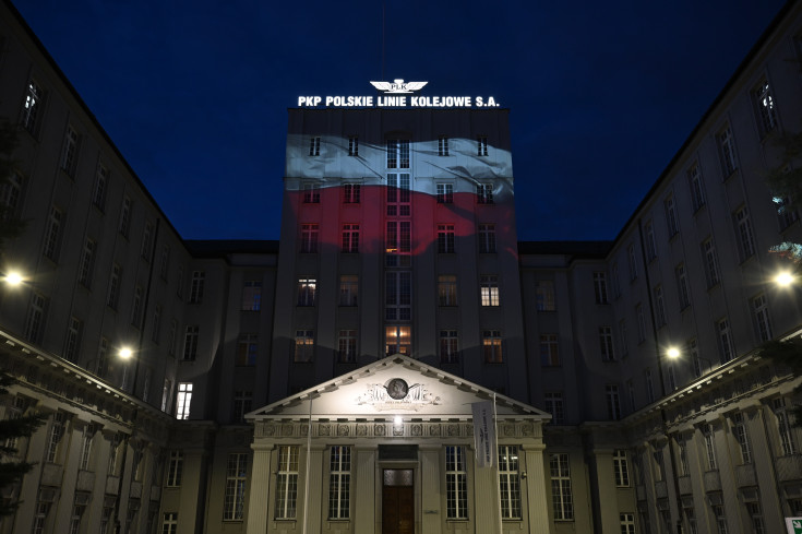 centrala, budynek, iluminacja, flaga biało-czerwona, dekoracja