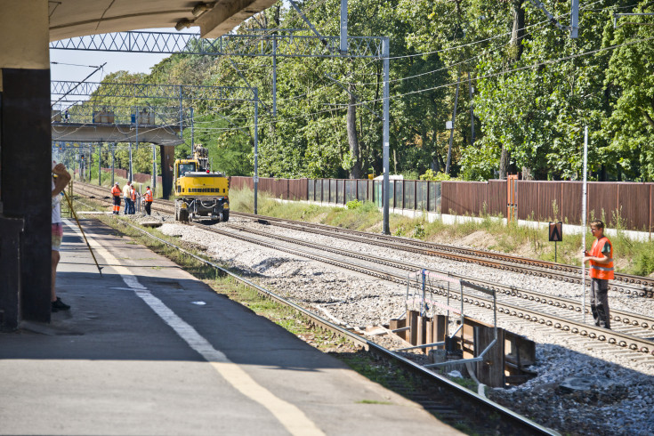 peron, modernizacja, CEF, Łącząc Europę, LK447, robotnicy, warszawski węzeł kolejowy, Milanówek, kolej aglomeracyjna, aglomeracja warszawska, prace budowlane, przystanek, inwestycja