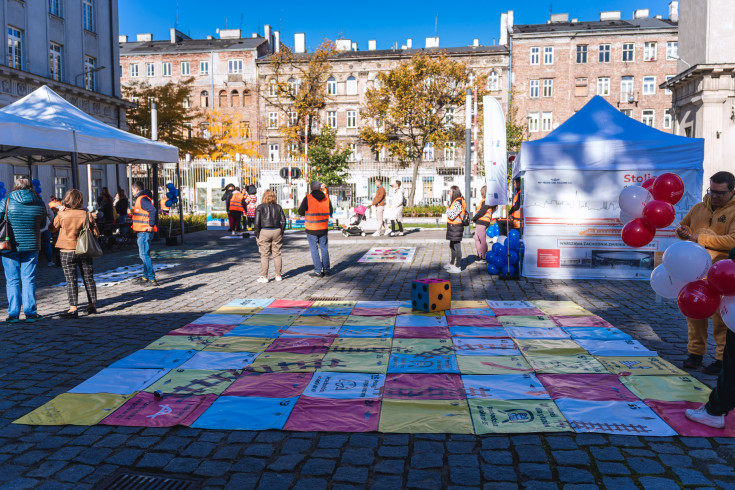 bezpieczny przejazd, Warszawa, Targowa, kampania społeczna, POIiŚ 2014-2020, dzieci, dziecko, siedziba PLK, wydarzenie plenerowe, stoisko kampanii, zabawa, DOFE, Dni Otwarte Funduszy Europejskich, teatrzyk, Praga