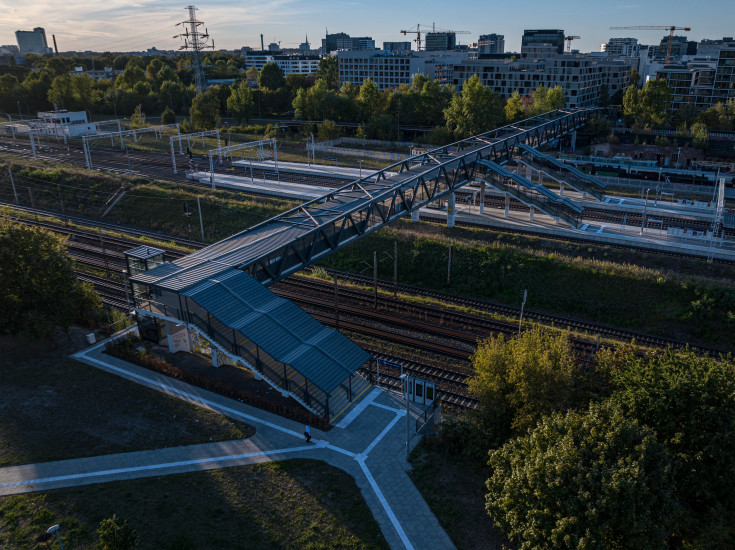 peron, kładka, Warszawa Główna, zdjęcia z drona, wieżowce