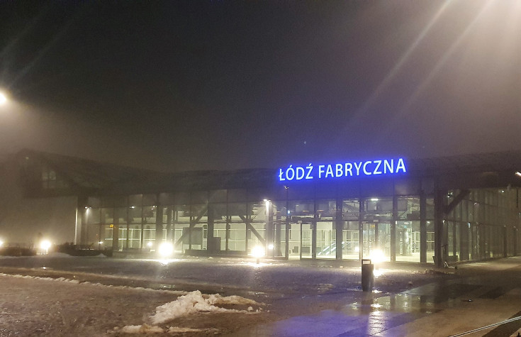 Łódź Fabryczna, dworzec kolejowy, nowe oświetlenie, napis