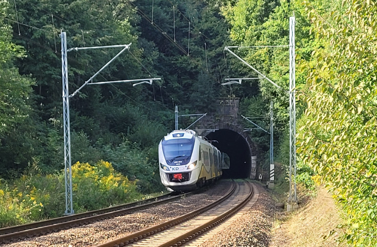 LK274, Koleje Dolnośląskie, tor, tunel kolejowy, pociąg pasażerski, Trzcińsko