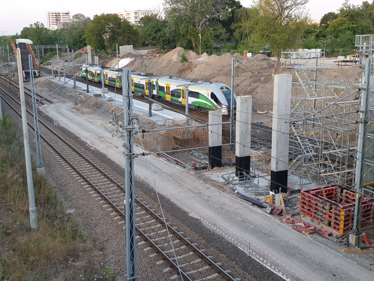 pociąg, warszawska linia obwodowa, Warszawa Powązki, nowy przystanek, Koleje Mazowieckie, nowa infrastruktura pasażerska, nowy tor