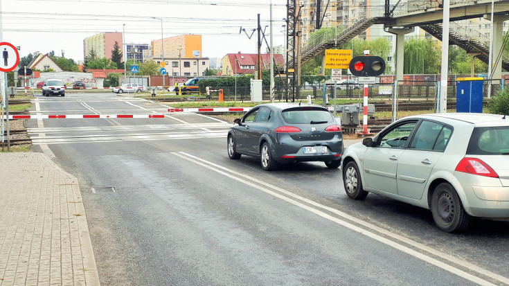 bezpieczny przejazd, akcja ulotkowa, przejazd kolejowo-drogowy, żółta naklejka, 112, Bydgoszcz